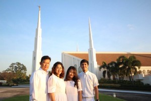family in front of the Manila temple