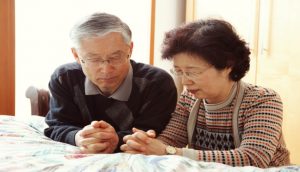 chinese couple praying together